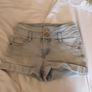 LIGHT WASH DOUBLE BUTTON JEAN SHORTS!